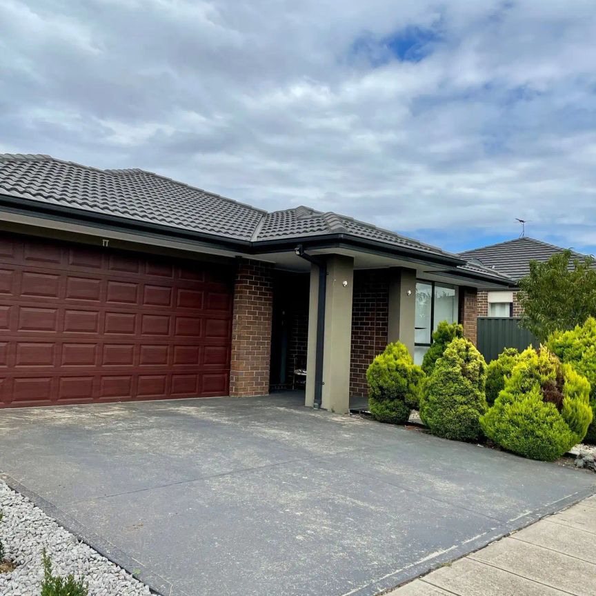 “A Hop & A Skip Away From Tarneit Shopping Centre!” - Photo 1