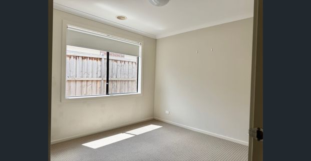 Close To Shops, Trains & Schools! - Photo 1