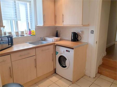 2 bedroom ground floor flat to rent - Photo 4