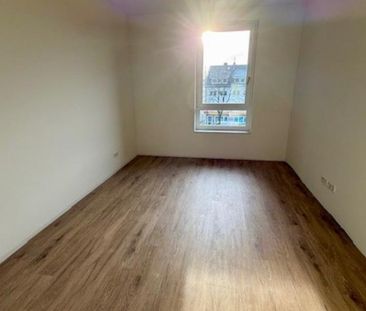 Neubau: Süd-Loggia: 2,5-Zimmer, Dielenboden, Einbauküche, großer HW... - Photo 3