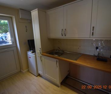 4 bedroom detached bungalow to rent - Photo 4