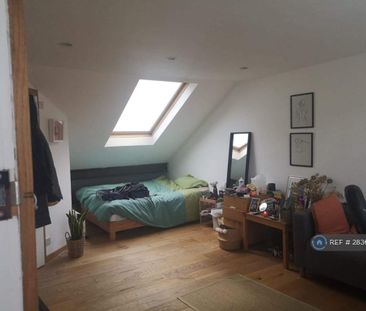 1 bedroom in a house share to rent - Photo 2