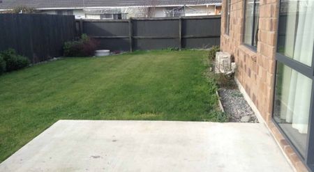 Modern Three Bedroom Home - Photo 5