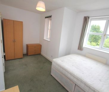 STUDENT Four Bedroom House – Donald Woods Gardens (Surbiton, KT5) - Photo 3