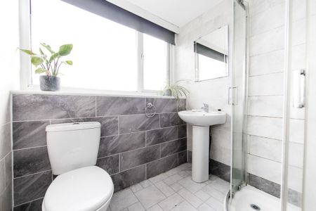 The Village Street, Burley, Leeds - Photo 2