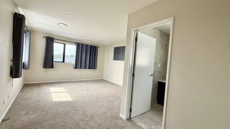 Large and luxurious in Flat bush - Photo 3
