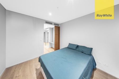 PANORAMIC CITY VIEWS, LUXURIOUS 5-STAR, RECENTLY UPDATED 2-BEDROOM APARTMENT - Photo 4