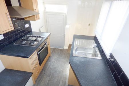 3 bedroom flat to rent - Photo 5