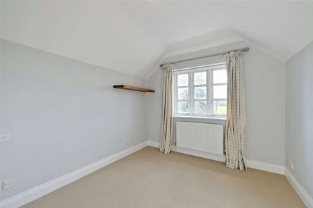 An immaculate three bedroom cottage located in the highly desirable location of Bovingdon Green - Photo 2