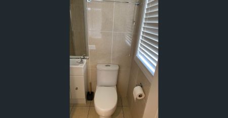 Great share house! ALL bills included / room furnished with ensuite! - Photo 4