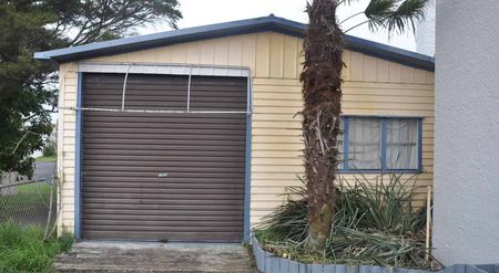 New Lynn 4 Bedrooms House with large garage - Photo 4