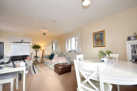 3 bedroom flat to rent - Photo 2