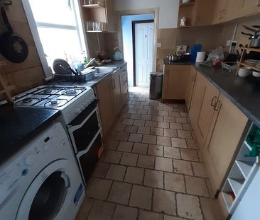 Room in a Shared House, Albert Square, E15 - Photo 1