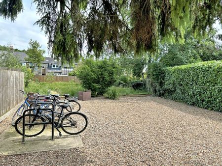 A one bedroomed apartment located in the popular Gwydir Street area just off Mill Road, close to the City Centre and Cambridge Train Station. Situated in a converted Bakery the apartments are fully furnished and have a private entrance and communal gardens. - Photo 5