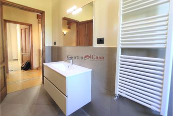 Appartamento di pregio in villa bifamiliare con ingresso indipendente, arredato