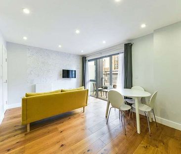 A bright, light, well-appointed, studio situated on the ground floor of this fine modern development, wonderfully located for the City. - Photo 2