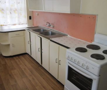 Charming Ground Floor Unit in Convenient Greenslopes Location - Photo 2