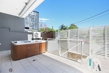 Exceptional double story townhouse in the vibrant heart of the CBD - Photo 4