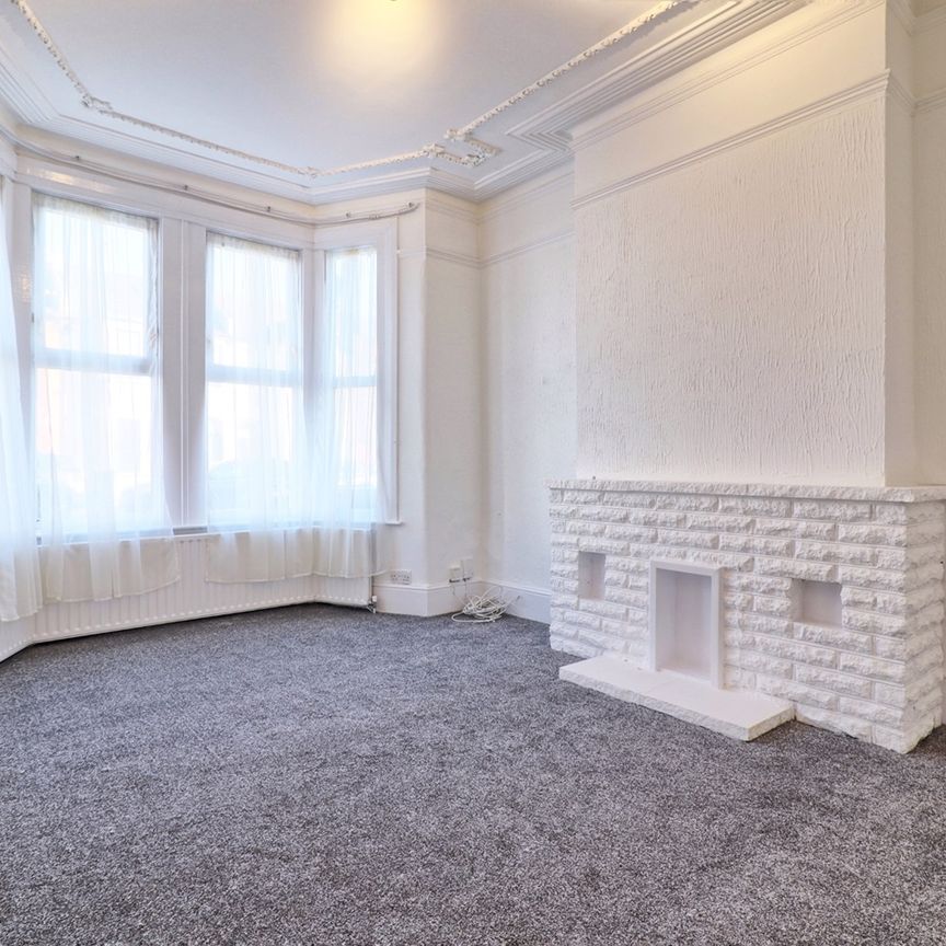 5 Bed Terraced House, Glencoe Avenue, IG2 - Photo 1