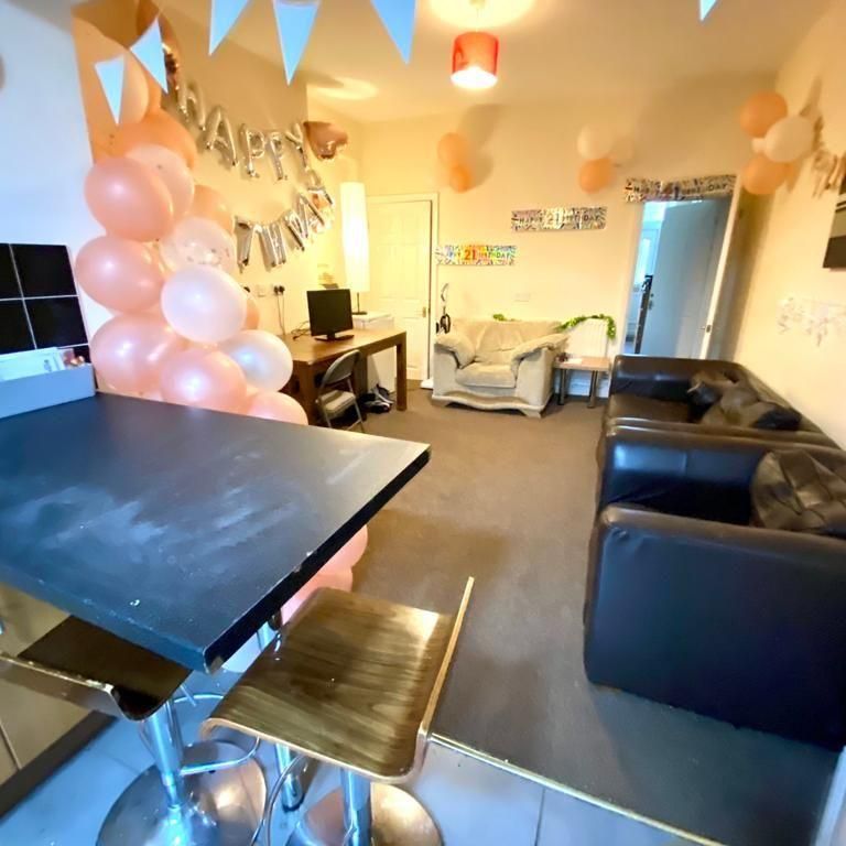 4 bedroom terraced house to rent - Photo 1