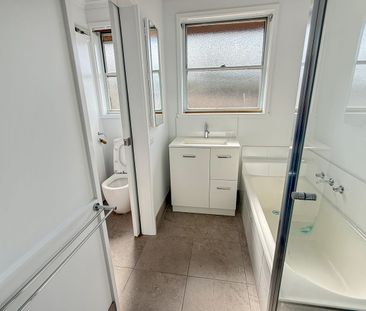 Beautifully Refreshed 4-Bedroom Home Close to Everything - Photo 6