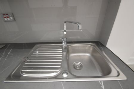 Brighton Road, Purley, London, CR8 - Photo 4