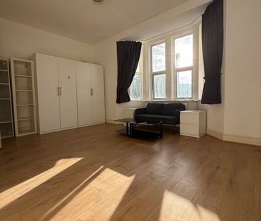 3 Bed Flat, Green Lanes, N4 - Photo 2