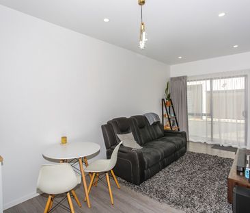 Single Garage & Modern Living - Photo 3