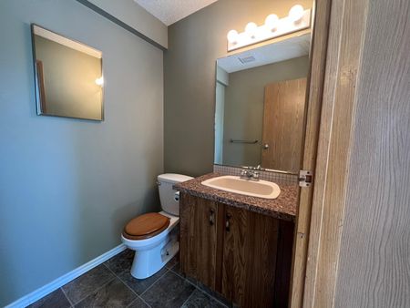 3 Bedroom Townhouse in Glendale! - Photo 5
