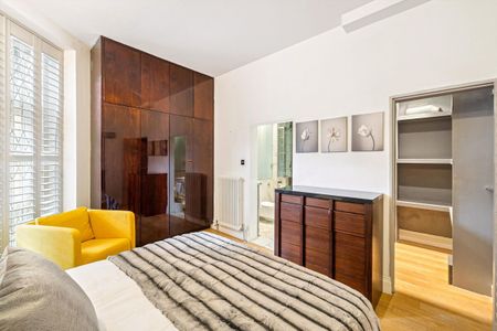 A beautifully arranged lower ground floor apartment with private garden in an enviable Chelsea location. - Photo 5