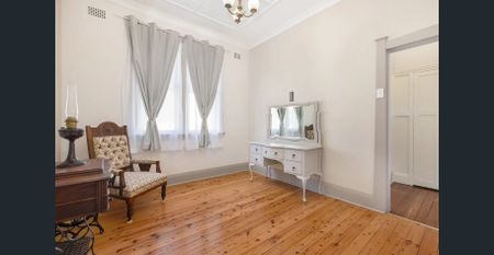 Three Bedroom House in Convenient Location - Photo 2