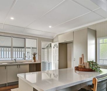 MODERN 3 BEDROOM HOME + CENTRAL LOCATION + CLASSIC CHARACTER! - Photo 2