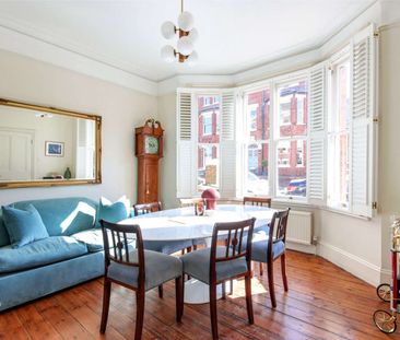 An impressive four bedroom period house in a sought after location ... - Photo 2