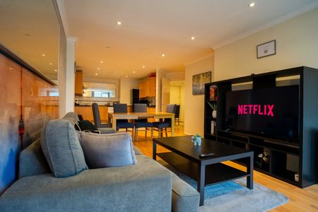 3 Bed Flat, Baltic Quay, SE16 - Photo 2