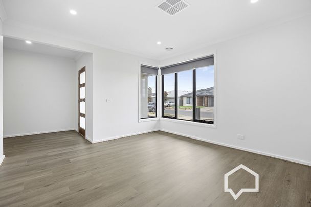 11 Tanby Drive Huntly VIC - Photo 1