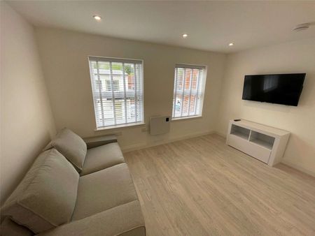 A 1 bedroom first floor apartment to rent in central Caversham, within 0.6 of a mile from Reading's train station. - Photo 2