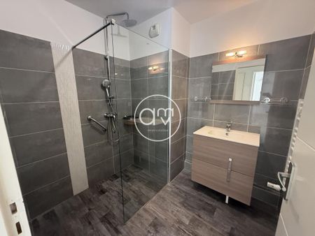 Location Appartement 2 pièces 43m² HYERES 83400 - Photo 3