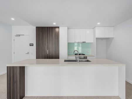 1 bedroom unit with a fridge & a washing machine/dryer - Photo 5