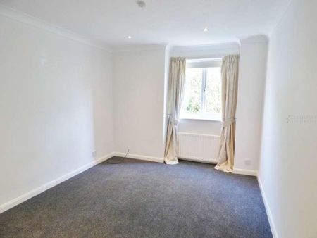 Leatherhead, KT22 - Photo 2