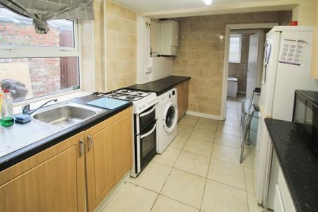 4 bedroom terraced house to rent - Photo 5