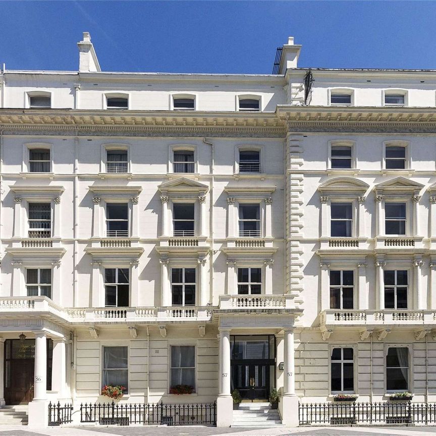 A beautiful apartment located on Princes Gate with a private Terrace leading out onto Princes Gardens. The property offers an abundance of space arranged over four floors. - Photo 1