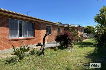 SPACIOUS 3-4 BEDROOM HOME - Photo 5