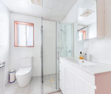 Charming One-Bedroom Granny Flat in Quiet, Convenient Location - Photo 3