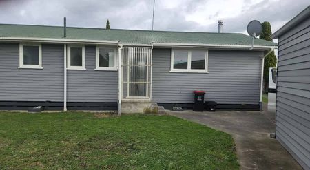 Tidy 3 bedroom family friendly house - Photo 4