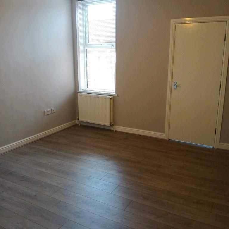 5 bedroom flat to rent - Photo 1