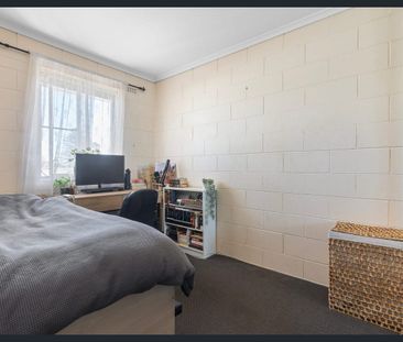 Light & bright 2 bedroom unit in a convenient location - Photo 4