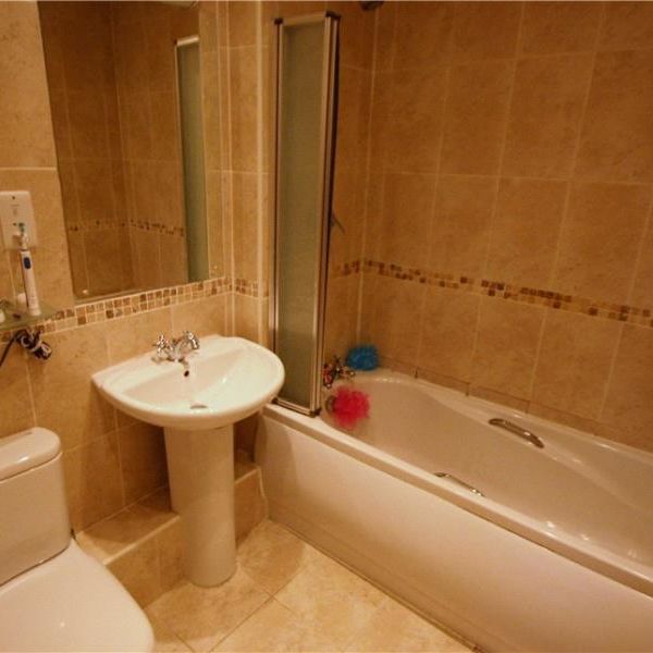 Alexandra Gardens, Woking - 2 bedrooms Property for lettings - Seymours - Photo 1