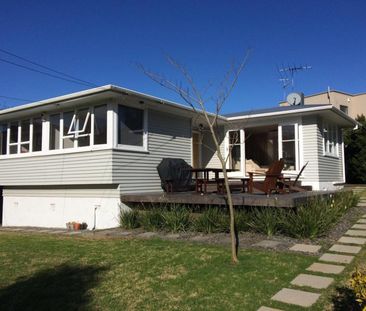 Charming 3-Bedroom Weatherboard Home in Ellerslie - Photo 4