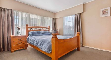 Spacious Three-Storey Family Home in Desirable Hillpark - Photo 3