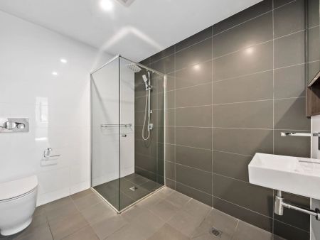 Sleek Three-Bedroom Ground Floor Apartment - Photo 2